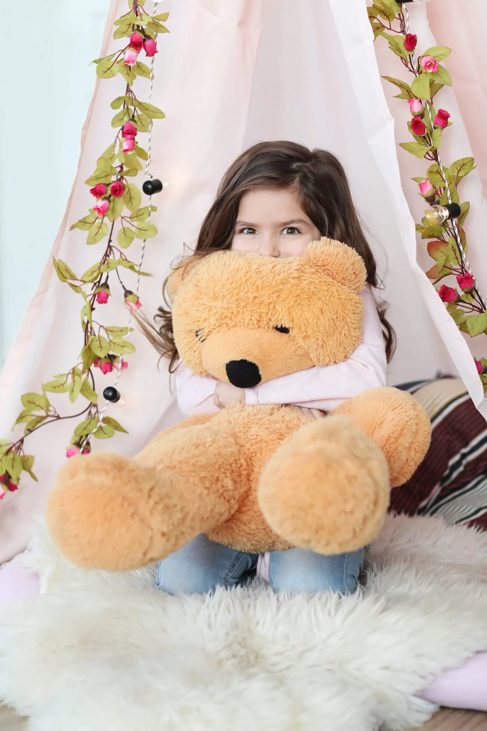 Mädchen hält grossen Teddybär im Arm